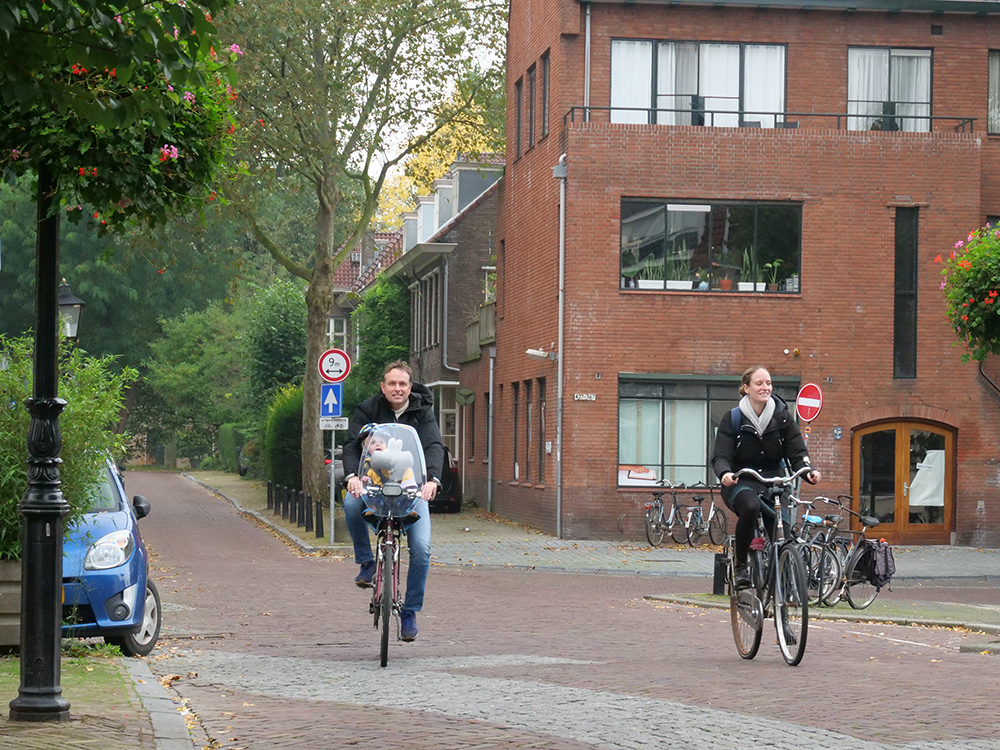 Smiling family on Fietstraat Utrecht 1000×750